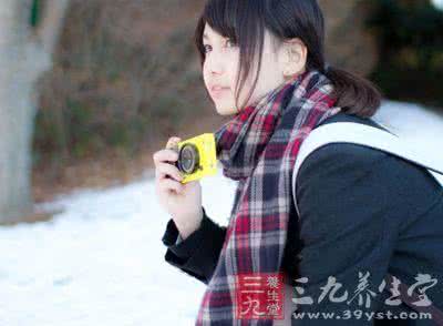 女孩围巾编织花样图解 戴围巾竟致女孩瘫痪