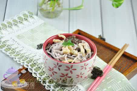 香菇木耳炒肉 秋季吃炝锅面暖胃、暖身——香菇木耳炝锅面