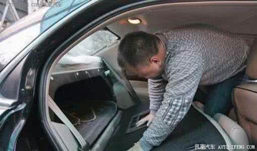 汽车逃生器 万一被锁车内 偷偷告诉你汽车有个逃生通道