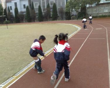 小学生脱裤子弹鸡视频 浙江慈溪小学生上课讲话 被罚脱裤跑步(1)(组图)