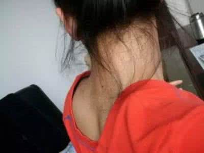 女人嘴角有痣并有酒窝 脸上有酒窝,脖子后有痣,胸前有颗痣,身上有胎记,此四种人不能错过!