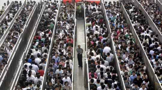 北京常住人口 常住人口突破2170万,越来越拥挤的北京,我该走还是继续留?