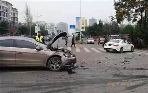 网友爆料 网友爆料:今日16:18分下午在樟木头镇天一城红绿灯路口发生事故电动车和小轿车,人员无伤亡