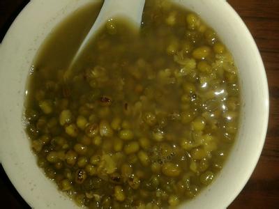 绿豆没煮熟能吃吗 快速煮熟绿豆 如何快速煮熟绿豆,2分钟让绿豆开花的方法get