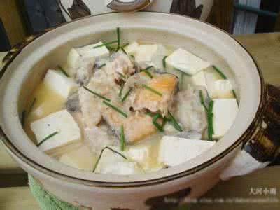 三文鱼豆腐煲 三文鱼头豆腐煲 三文鱼头豆腐煲的做法