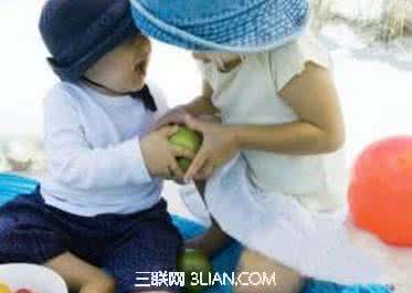 幼儿园孩子打架谁负责 宝宝在幼儿园打架怎么办