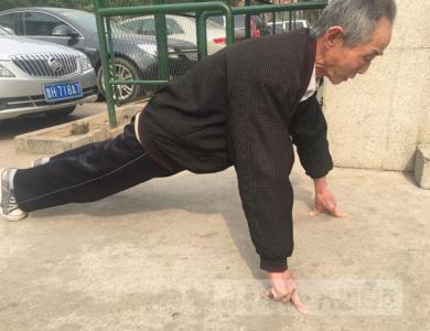 济南胃肠病医院 济南七旬翁无胃也无畏！“二指禅”俯卧撑一次做30