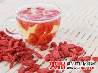 枸杞泡酒 老百姓最爱喝的枸杞泡酒，到底有什么养生功效？
