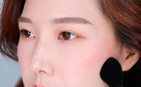健身改变容貌 精心整理过后的眉毛，可以改变一张脸的容貌