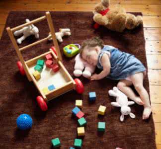 宝宝的玩具被抢只会哭 【宝宝童年只需6个玩具】