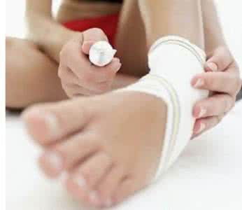 脚扭伤了怎么快速消肿 脚扭伤如何消肿 教你如何快速消肿