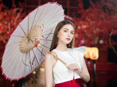 风韵饱满市长夫人 昆凌冷艳写真曝光 20款风韵美装，精致奢华含蓄典雅尽显女性冷艳美感