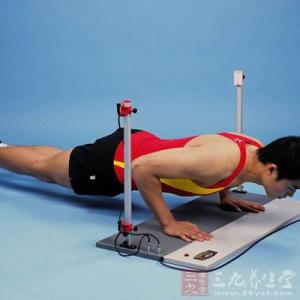 俯卧撑练胸肌 俯卧撑也能玩得任性 8种方法练大胸器