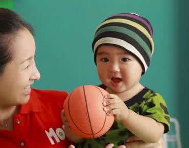 玩具柜台前的孩子ppt 生活中孩子身边的玩具