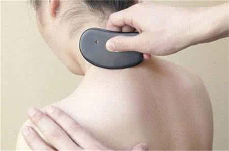 自己每天简单脸部刮痧 太简单了，5分钟就会刮痧