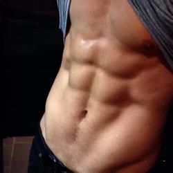 人鱼线肌肉男 亚裔肌肉男亲授 9 种腹肌动作,人鱼线so easy!