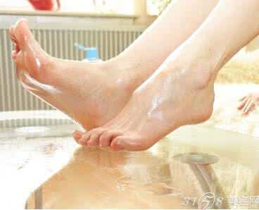 怎么保养脚又白又嫩 怎么让脚变得又嫩又白?