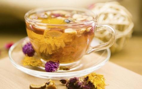 青梅酒泡制10年能饮吗 女性养生多饮青梅酒 调节肠胃解毒抗衰老