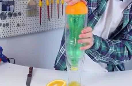 榨汁机多少钱一台 用塑料瓶做榨汁机 还浪费钱买榨汁机干什么，两个塑料瓶就能做出来！