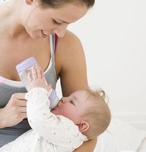 小宝宝吐奶是怎么回事 小宝宝常吐奶 妈妈应对有妙招