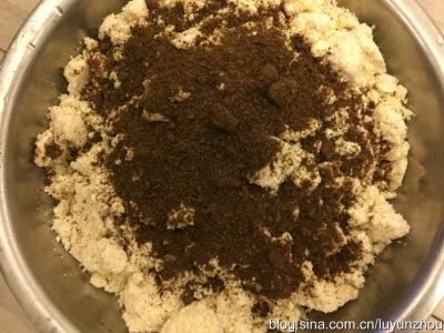 自制豆渣鱼饵 豆渣与牛粪制作出来的爆炸鱼饵