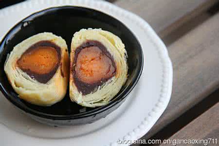 蛋黄酥 中秋月饼季预热——三点技巧让蛋黄酥层层分明