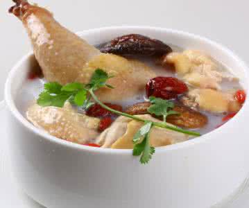 坐月子炖鸡汤的做法 坐月子怎么吃炖鸡汤_新妈坐月子吃炖鸡汤有哪些讲究