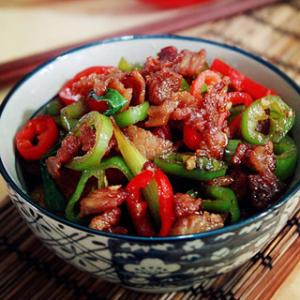 农家小炒肉的家常做法 比酒楼做的还好吃！农家小炒肉家常...