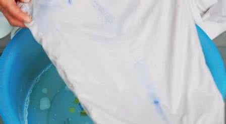 圆珠笔油怎么洗掉衣服 衣服上的圆珠笔油怎么洗