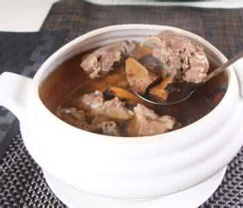 五指毛桃薏米煲猪骨汤 五指毛桃煲猪骨放玉米 五指毛桃猪骨汤的做法