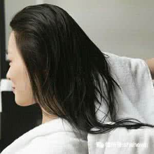 啤酒洗头头发会变色吗 啤酒洗头，乌黑亮发