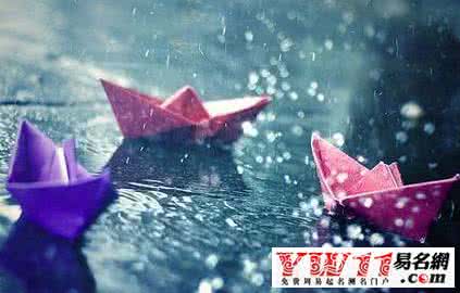 人有悲欢离合 心情短语：生命，在冷暖交织中前行，人生，在悲欢离合中继续。繁华三千，却倾其一人；千千阙歌，却只恋一曲。