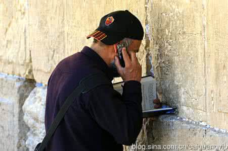 耶路撒冷哭墙 耶路撒冷实拍：哭墙前虔诚祈祷的人们！