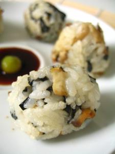 饭团的做法视频 【美食视频】蘑菇海苔饭团视频的做法