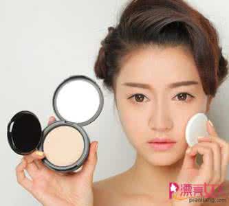 粉底液和粉饼的区别 化妆步骤 粉饼和粉底液的区别