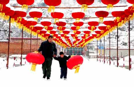 挂灯笼给压岁钱 除夕习俗知多少