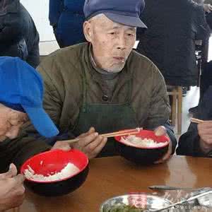 经皮软组织内异物取出 八旬老人咳嗽咯血四天 医生手术取出异物两枚