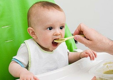 婴儿过早添加辅食 过早给婴儿加辅食有肥胖风险