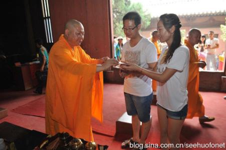 要领结婚证的新人必看 寺院方丈为新人颁发结婚证