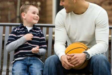 有趣的爸爸作文 地铁口偶遇爸爸与儿子的有趣对话！有了孩子一定要这样教