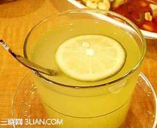 夏天喝柠檬水会变黑吗 夏天多喝柠檬水好处多