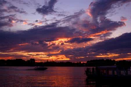 绚烂的晚霞宛若什么 夕阳、晚霞，淡然宁静地绚烂！