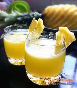 鲜榨菠萝汁的做法 菠萝汁 鲜榨苹果菠萝汁的做法,鲜榨苹果菠萝汁怎么做好吃,鲜榨苹果菠萝汁的家常做法