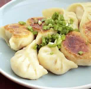 煎饺怎么煎才酥脆好吃 煎饺怎么煎又香脆好吃 煎饺面粉水怎么调