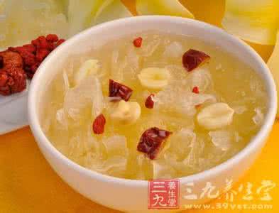 冰糖莲子银耳羹 鲜莲子枸杞银耳羹温补滋养