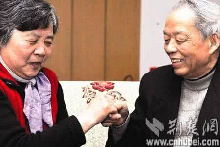 梦见和暗恋的人牵手 老人暗恋初恋女友半个世纪终牵手 感叹此生无憾