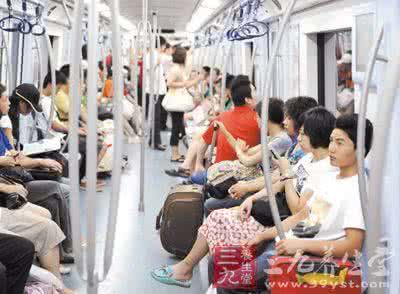 网友地铁偶遇杨洋 健身方法 网友分享地铁健身的小方法