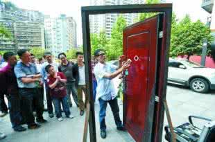 锡箔纸 昔日“神偷”现场教防盗 用锡箔纸秒开房门(图)