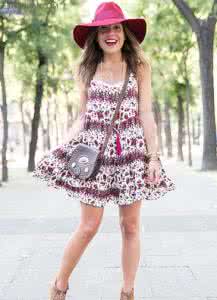 秋冬碎花连衣裙搭配 宽松碎花韩版连衣裙怎么搭配好看