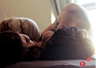 被金钱蒙蔽了双眼 蒙上双眼，感受肆虐的爱抚